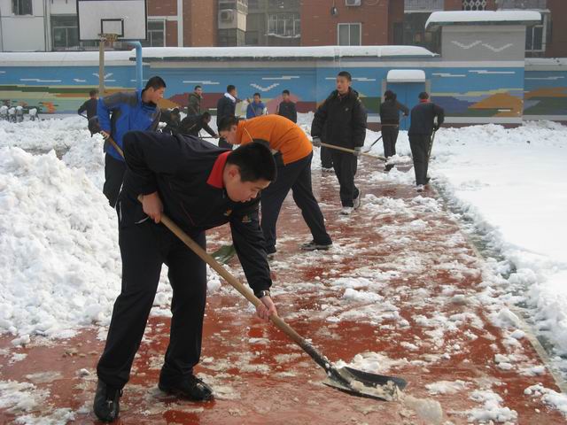 北校区清理积雪