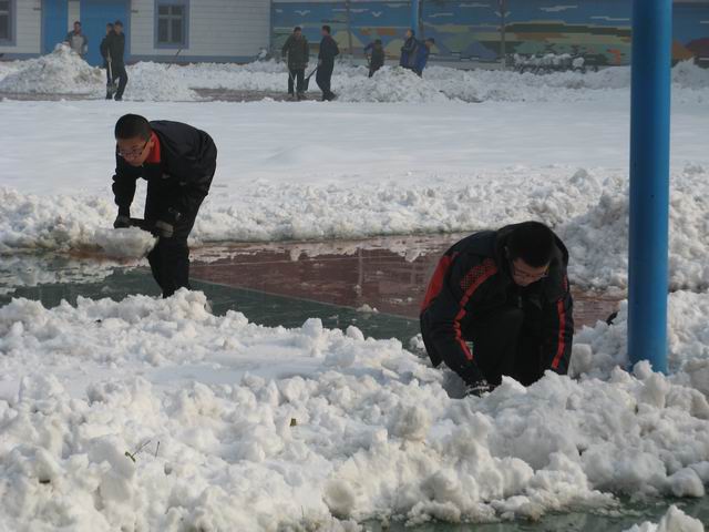 北校区清理积雪