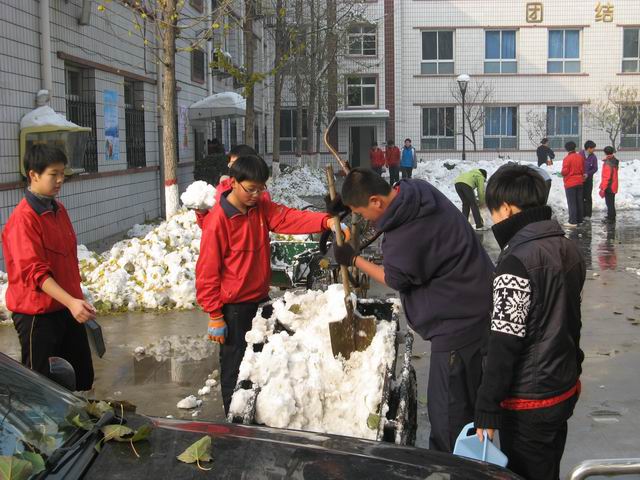 北校区清理积雪