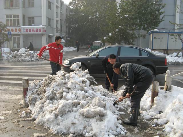 北校区清理积雪