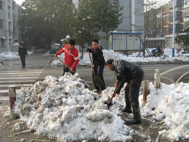 北校区清理积雪