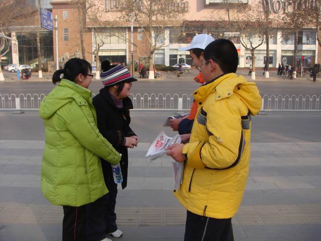 0803班 王子若、刘万通在义卖报纸 负责人：李佳靓