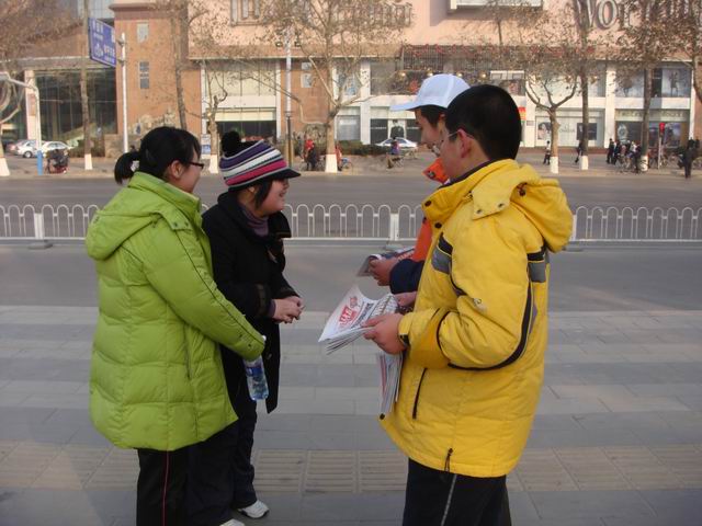 0803班 王子若、刘万通在义卖报纸 负责人:李佳靓