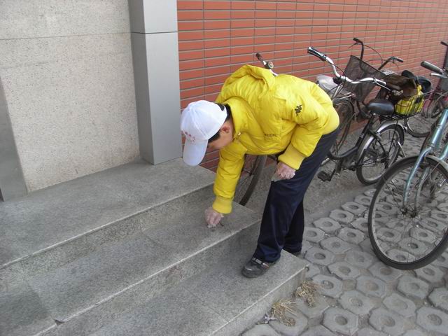 0805班 捡拾路边垃圾 负责人:刘可欣