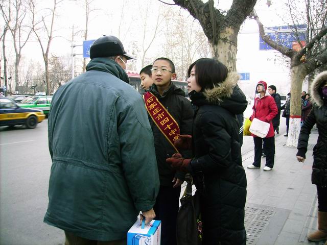 0809 负责人:张龙昊 帮助乘车老人
