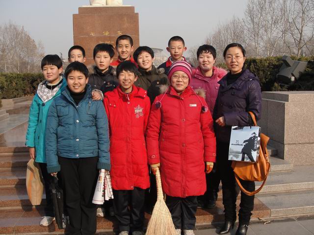 0901 负责人:冯亦凡 清扫人民广场