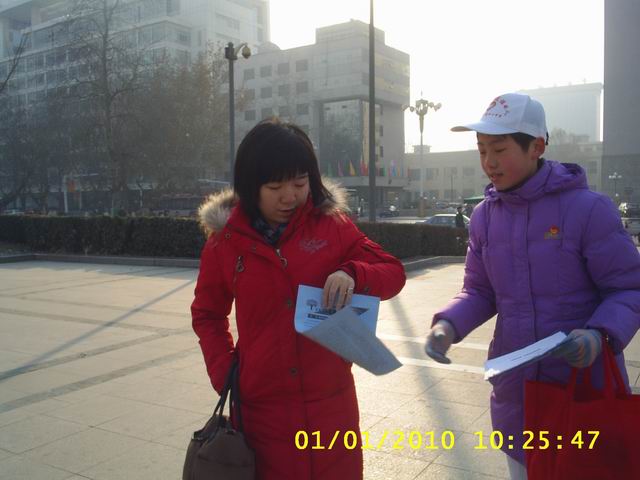 0905 负责人:张玥瑶 向路人义卖报纸