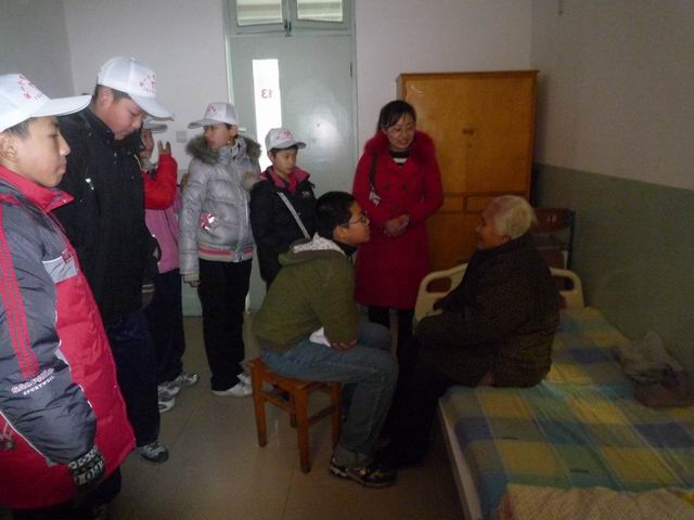 0906班 负责人: 同学与老人聊天