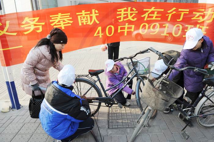 0910班 为路人擦车子打车气 负责人:赵致真
