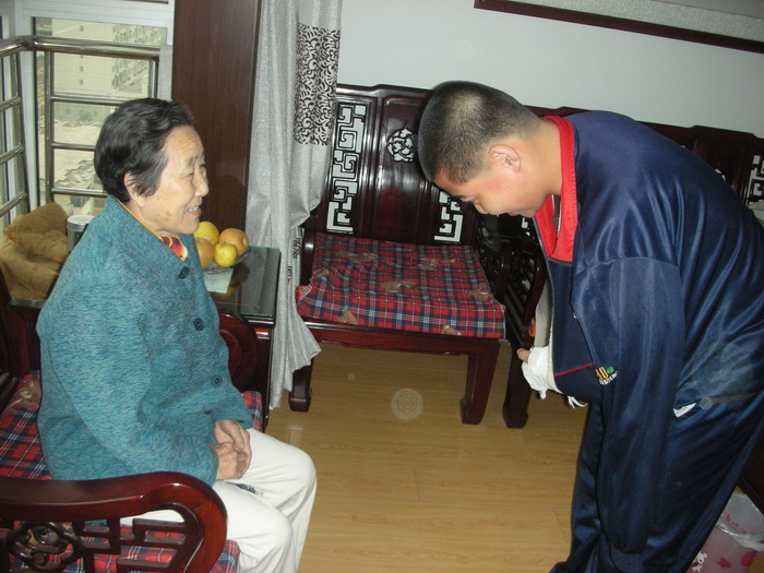 0804李昊在给奶奶鞠躬
