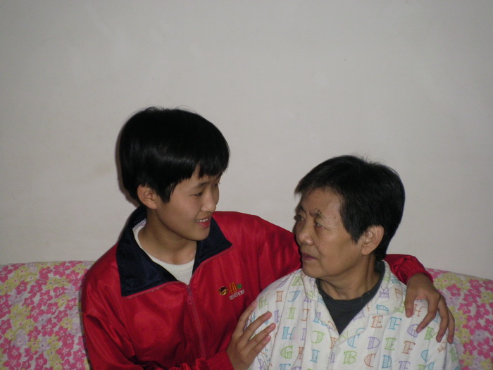 0804张旭冉在为奶奶捏肩并祝其重阳节快乐
