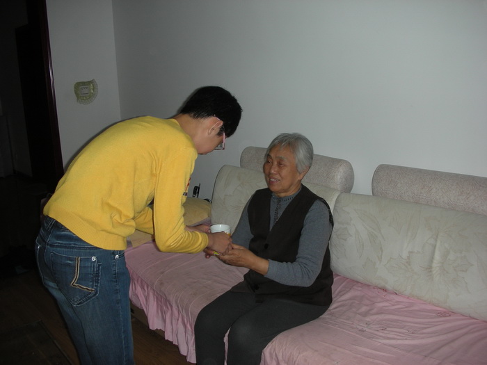 0904班卫铭钰同学向长辈敬茶
