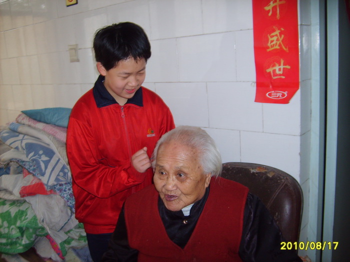 10.17 0905李依琮同学们在水利医院慰问老人。负责人:冯晓琳 4