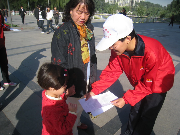 0804陈佳微在人民广场给小妹妹发传单