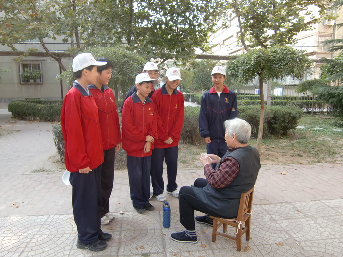 0901班 10月16日袁玥 孔旭昱 胡雅萌 崔雷 徐冰 韩子腾 在三三零二小区给老人送祝福 负责人 冯亦凡
