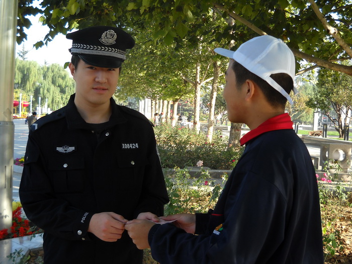 0904班同学在人民广场向市民介绍重阳节 负责人: 庞玥