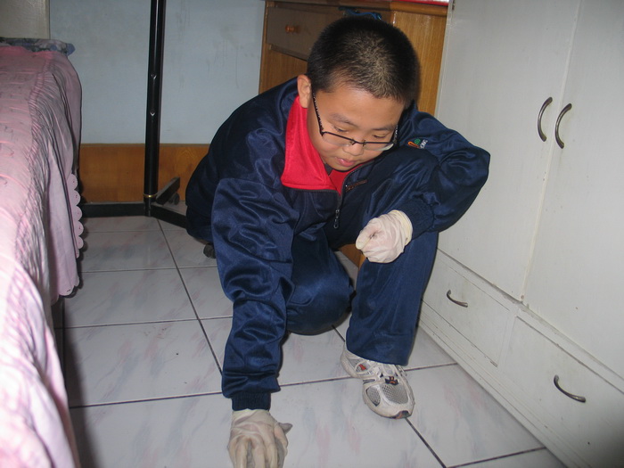 1014班10.16在平安小区老奶奶家曹晨曦同学在擦地转,负责人:钱雪聪