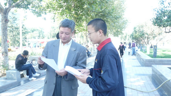 2010年10月16日四十中学0805班李春在向他人介绍重阳节的基本知识 负责人:刘可欣(2)