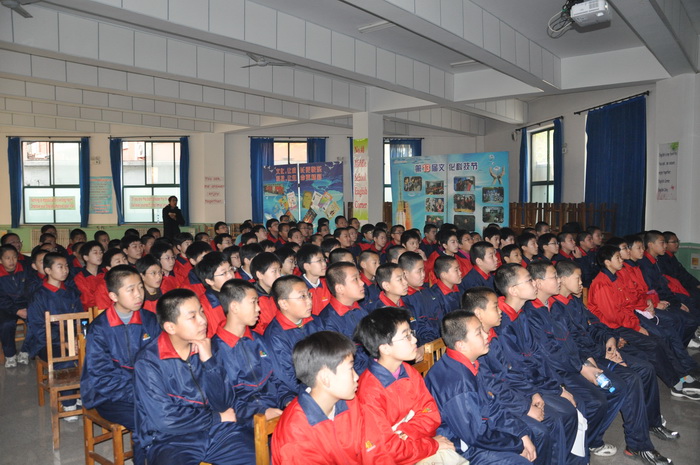 认真观看的同学们