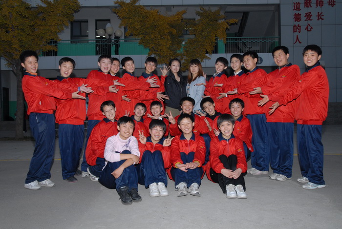 学校啦啦操队员和艺校的辅导老师合影