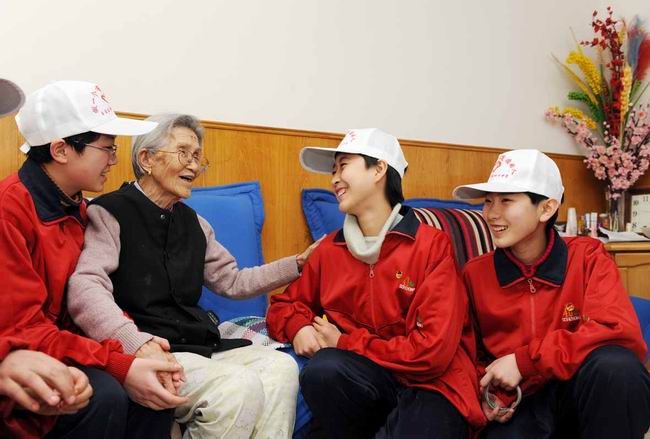 0910班吕欣姗、侯力睿、赵致真和老人聊天 负责人:赵致真