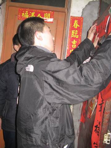 班级:0913 负责人:刘景一 内容:帮老奶奶贴春联
