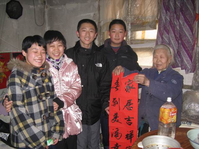 班级:0913 负责人:刘景一 内容:慰问孤寡老人