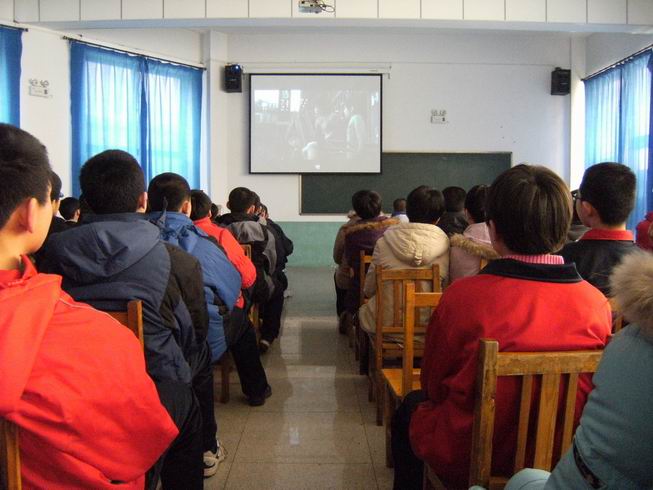 同学们聚精会神