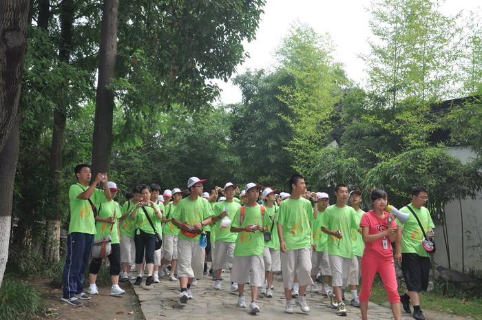 跟随导游漫步在苏州园林中