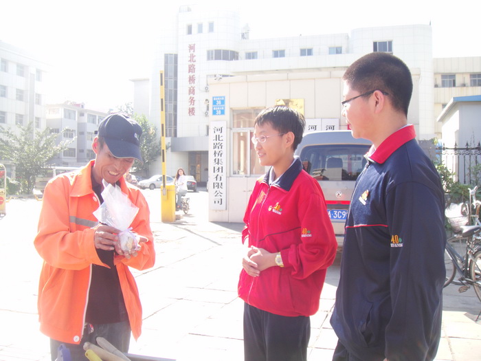 0804班在建设南大街姜帆和刘冉在慰问值班清洁工叔叔