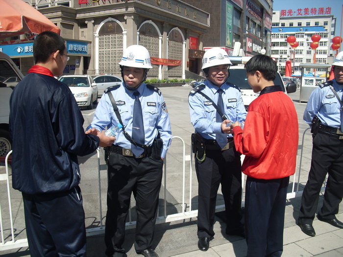 0809班王永浩、刘晓青在建设大街和中山路交叉口慰问巡警、给巡警送水