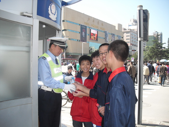 0809班杨泽、王续垒、李泽天、代卓琳在建设大街和中山路交叉口警务室与交警合影