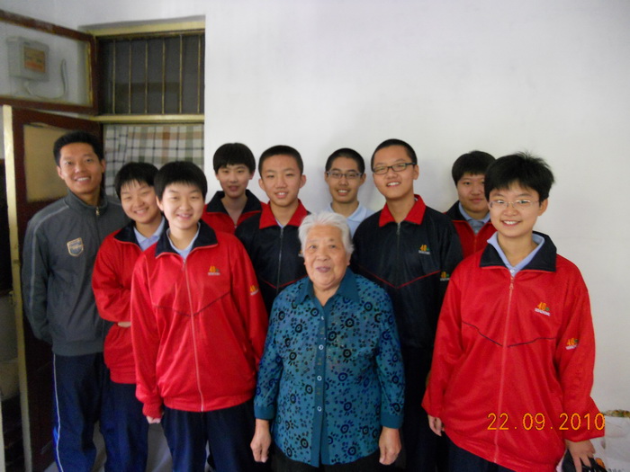 0812 0810 3302小区慰问孤寡老人 负责人:孙硕 王梓璎