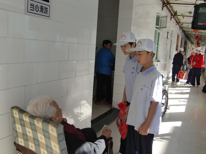 0901班 冯亦凡 杨启晗 在水利医院给老人送月饼 负责人 冯亦凡