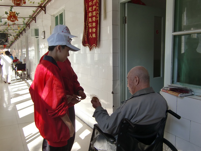 0901班 侯琳 孙如眉 在水利医院给老人送月饼 负责人 冯亦凡