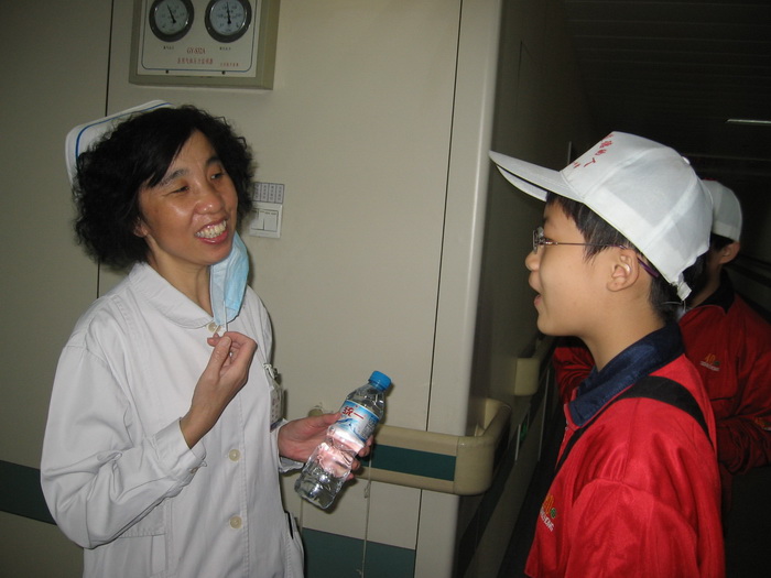 0903班:给值班医生送水 交谈 负责人:刘宵钰 省三院