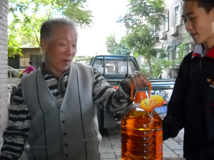 0904班同学 在3302小区看望孤寡老人 负责人:庞玥
