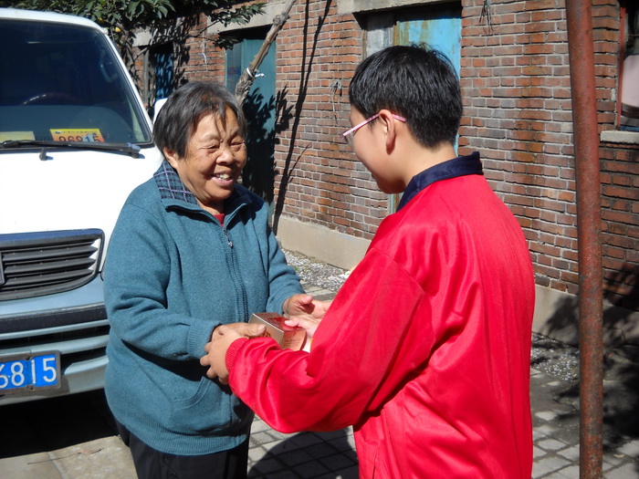 0904班同学在3302小区看望孤寡老人 负责人 :庞玥