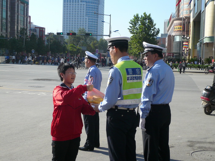 0908班在北国商城前中秋节给交警送水果。