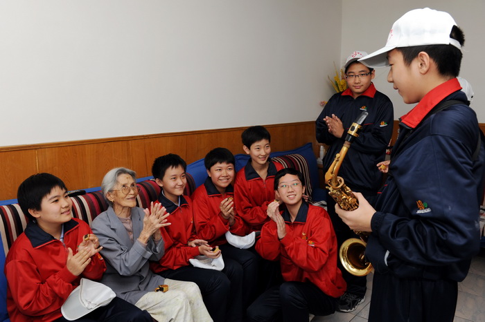 0910班 在给老人表演小节目.负责人:赵致真