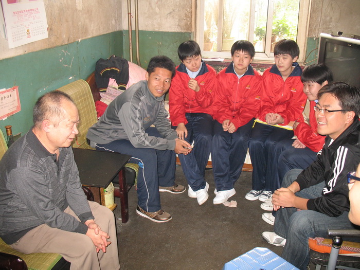 校团委老师带领学生代表中秋节慰问盲人楼田爷爷