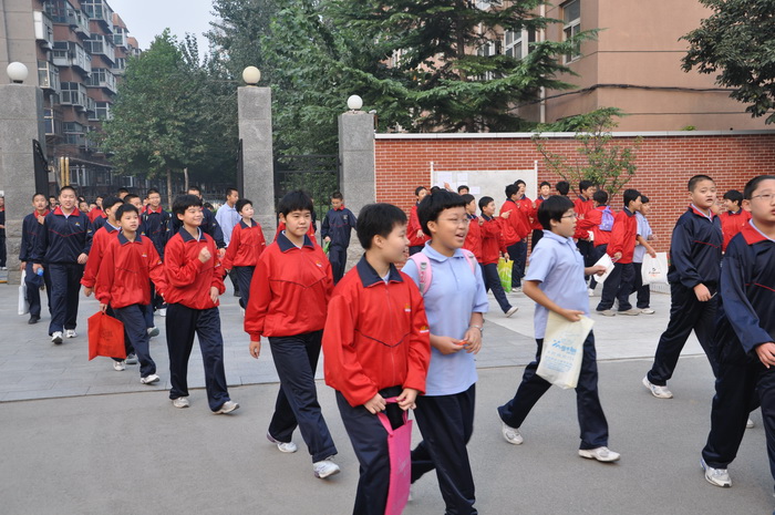 同学们怀着激动的心情快步走入校园