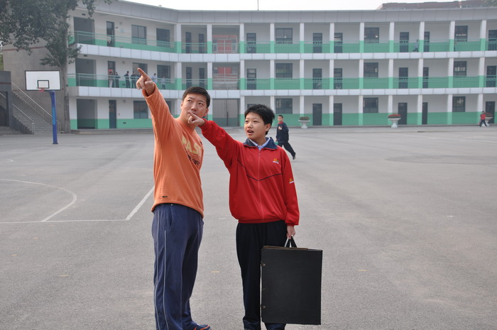 孔晓峰老师为新成员指引活动教室