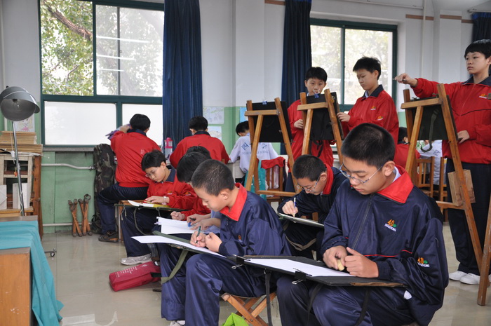 小画家们在认真的习作