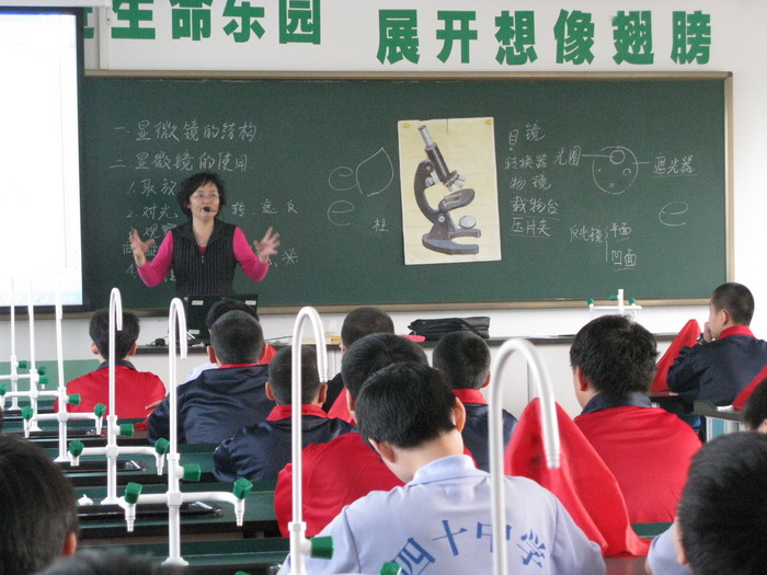 周素芬老师给同学们介绍“科学站”的活动