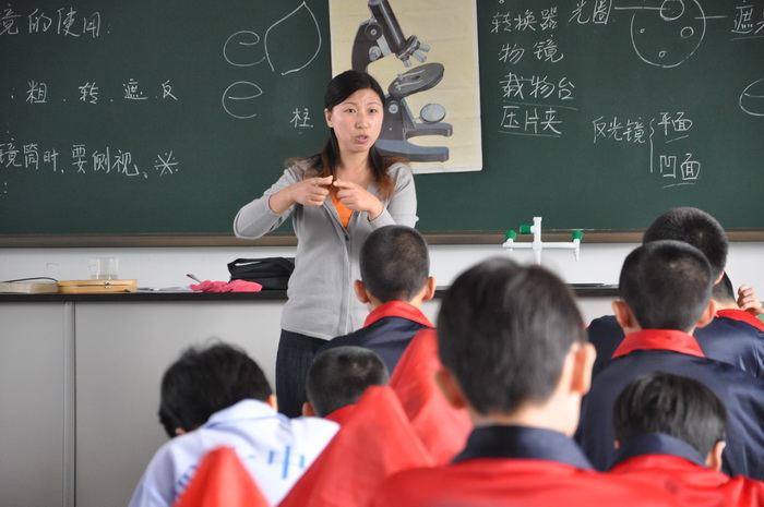 生命科学研究站-张燕老师给成员同学们介绍活动
