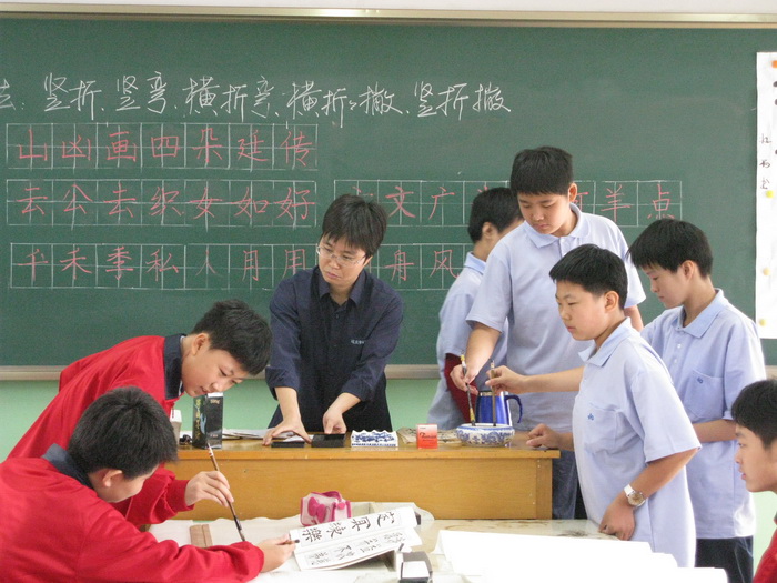 吕建华老师在辅导学生书法