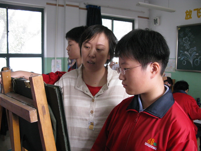 曹庚老师在辅导“小画家”