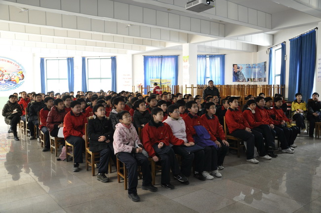 优秀班级学生代表正在观看影片