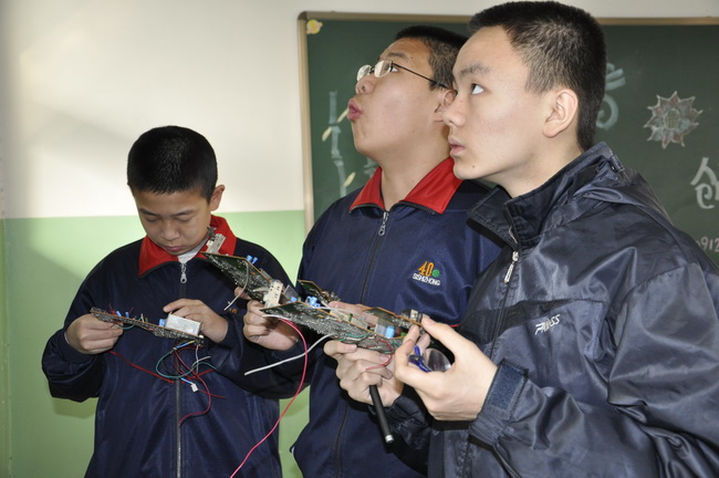 手拿实物对照图示